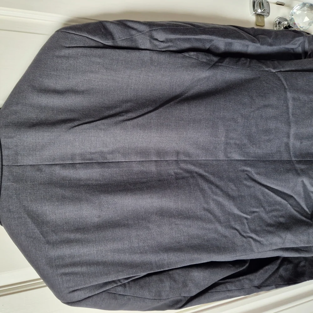 Charcoal Slim-Fit DKNY suit with Notched Lapels - Picture 4 of 8